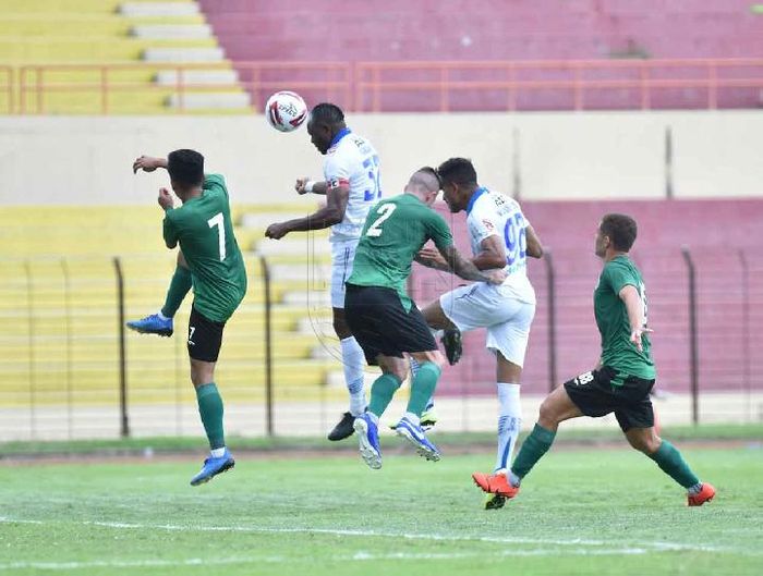 Momen saat pemain Persib Bandung, Victor Igbonefo, mencetak gol ke gawang PSS Sleman dalam laga uji coba di Stadion Sultan Agung, Bantul, 17 Februari 2020.