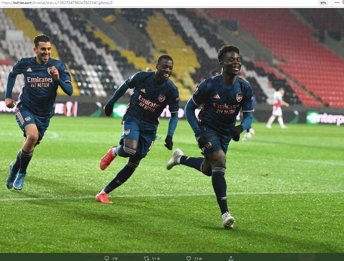 Pemain Arsenal, Bukayo Saka, merayakan gol ke gawang Slavia PRaha dalam leg kedua perempat final Liga Europa 2020-2021.