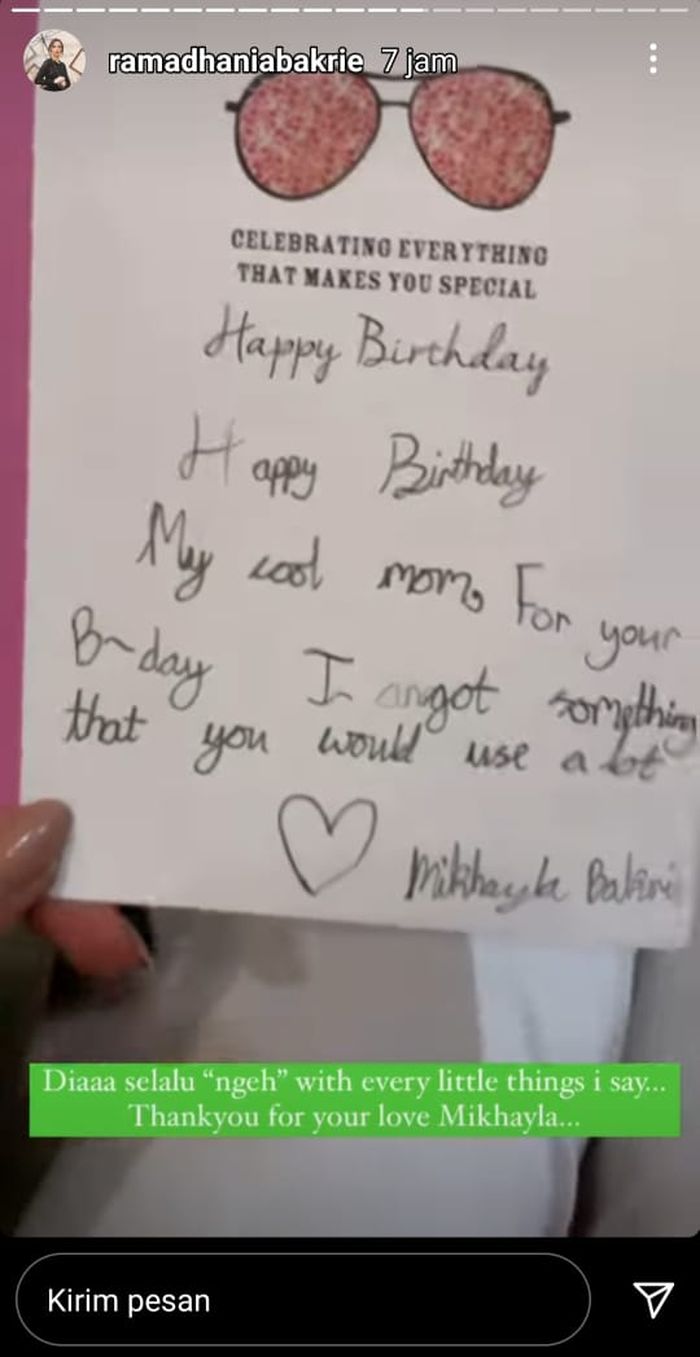 Nia Ramadhani mendapat kartu ucapan selamat ulang tahun dan juga kado spesial dari sang putri sulung.