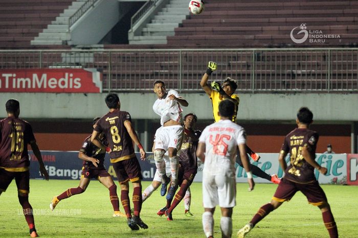 Kiper PSM Makassar, Hilmansyah, memotong bola lambung yang ditujukan kepada bek Persija Jakarta Yann Motta pada leg pertama semifinal Piala Menpora 2021 di Stadion Maguwoharjo, Sleman, Kamis (15/4/2021).