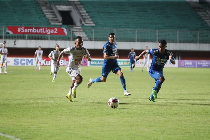 Irfan Jaya dan Ardi Idrus dalam laga Persib Bandung vs PSS Sleman pada leg pertama semifinal Piala Menpora 2021 di Stadion Maguwoharjo, Sleman, Yogyakarta, Jumat (16/4/2021).