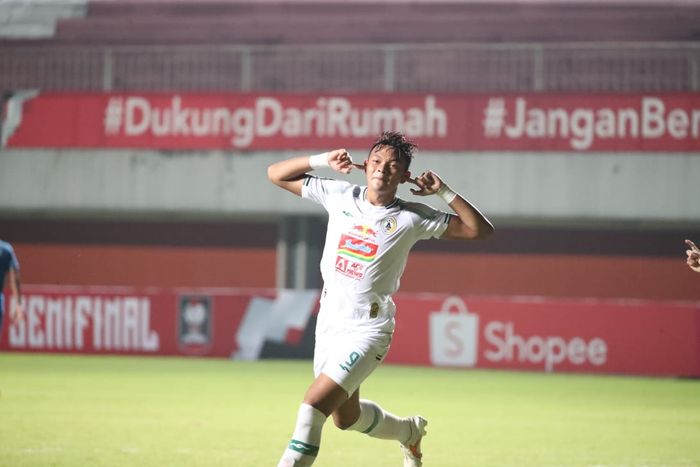 Saddam Gaffar dalam laga Persib Bandung vs PSS Sleman pada leg pertama semifinal Piala Menpora 2021 di Stadion Maguwoharjo, Sleman, Yogyakarta, Jumat (16/4/2021).