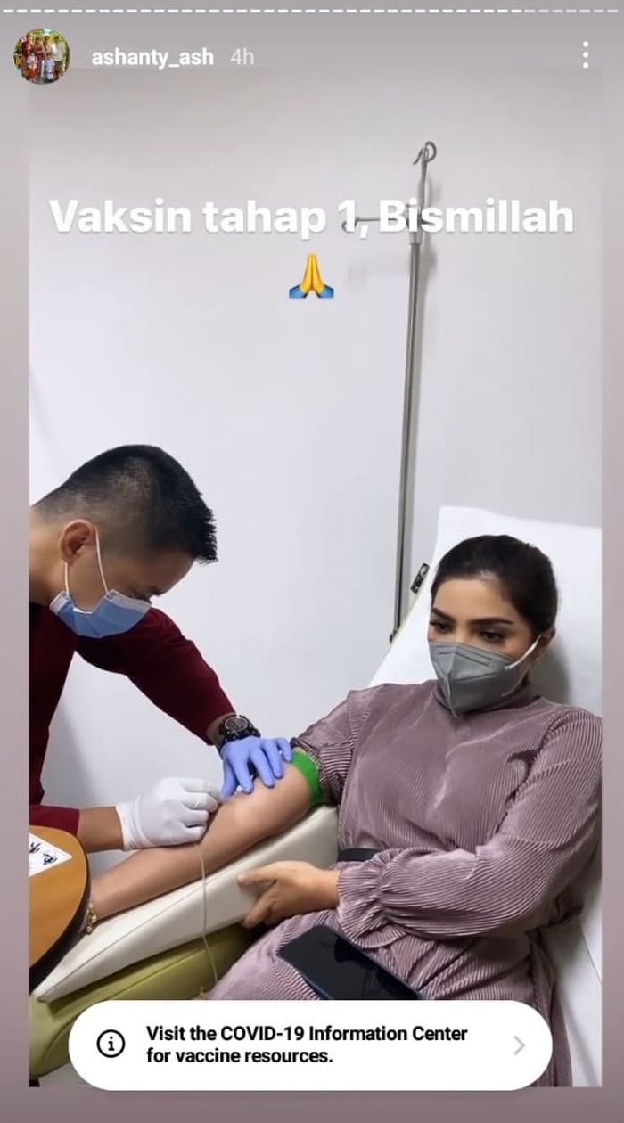 Ashanty tengah melakukan pengambilan sampel darah