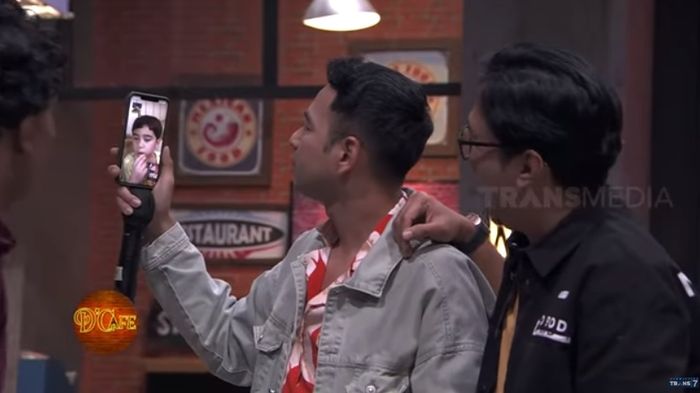 Raffi Ahmad dan Andre Taulany melakukan panggilan video Call dengan Rafathar di lokasi syuting. 