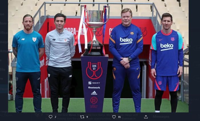 Lionel Messi dan Ronald Koeman dari kubu Barcelona (kanan) dan Iker Muniain serta Marcelino Garcia Toral dari pihak Athletic Bilbao berpose dengan trofi Copa del Rey yang diperebutkan pada final di Sevilla, 17 April 2021.