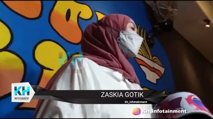 Tanggapan <a href='https://medan.tribunnews.com/tag/zaskia-gotik' title='Zaskia Gotik'>Zaskia Gotik</a> saat ditanya soal gosip yang menyebut <a href='https://medan.tribunnews.com/tag/sirajuddin-mahmud' title='Sirajuddin Mahmud'>Sirajuddin Mahmud</a> jatuh bangkrut dan terlilit utang
