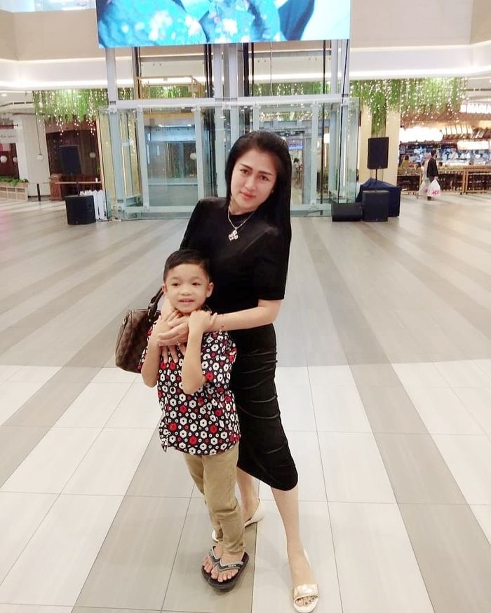 Revan bersama mama barunya, istri Kapolres Pelalawan 