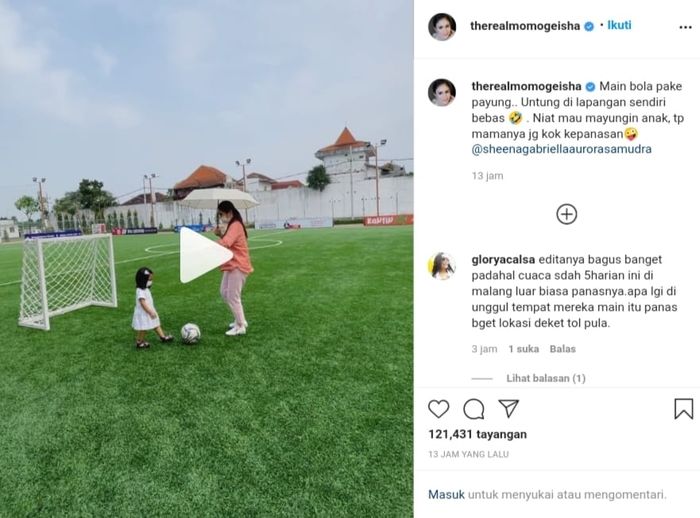 Momo eks Geisha bermain bola bersama anaknya.