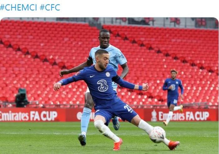 Penyerang Chelsea, Hakim Ziyech, mencetak gol ke gawang Manchester City dalam laga semifinal Piala FA di Stadion Wembley, Sabtu (17/4/2021).