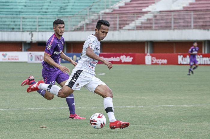 Penyerang sayap Bali United, Muhammad Rahmat saat menjalani pertandingan Piala Menpora 2021 melawan Persita Tangerang.