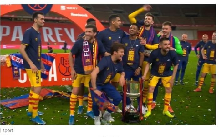 Bek Barcelona, gerard Pique, saat 'mengusir' Ousmane Dembele ketika berfoto bareng trofi Copa del Rey.
