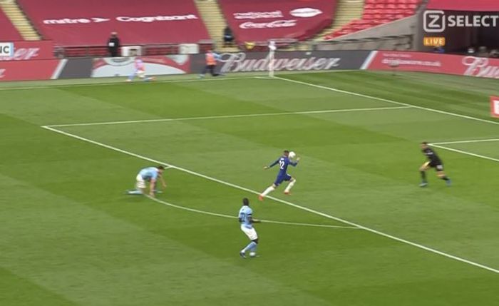 Penyerang Chelsea, Hakim Ziyech, mengontrol bola dalam laga semifinal Piala FA kontra Manchester City di Stadion Wembley, Sabtu (17/4/2021).