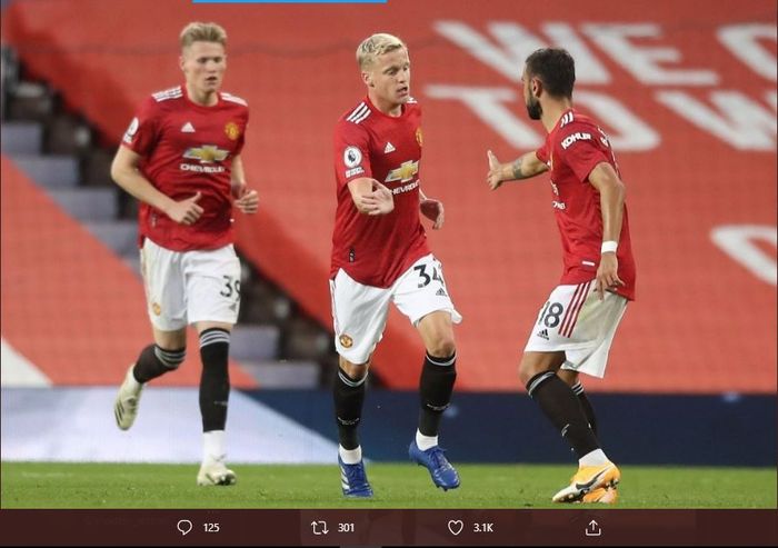 Gelandang Manchester United, Bruno Fernandes, Donny van de Beek, dan Scott McTominay.