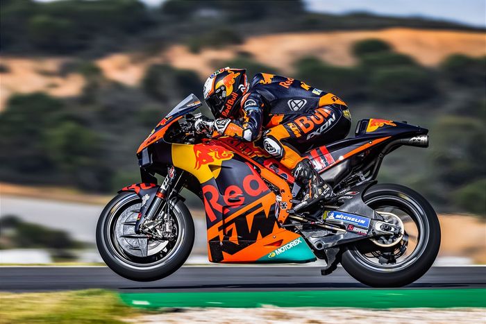 Pembalap Red Bull KTM, Brad Binder, pada balapan MotoGP Portugal di Sirkuit Algarve, Portimao, Portugal, 18 April 2021.