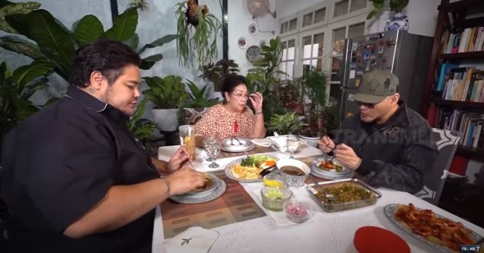 Perbincangan Mama Erma, Ivan Gunawan dan Deddy Corbuzier yang membahas tentang bebek cabai hijau buatan mama Erma. 