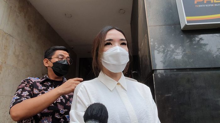 Gisella Anastasia saat ditemui Grid.ID usai wajib lapor di Polda Metro Jaya, Senin (19/4/2021).