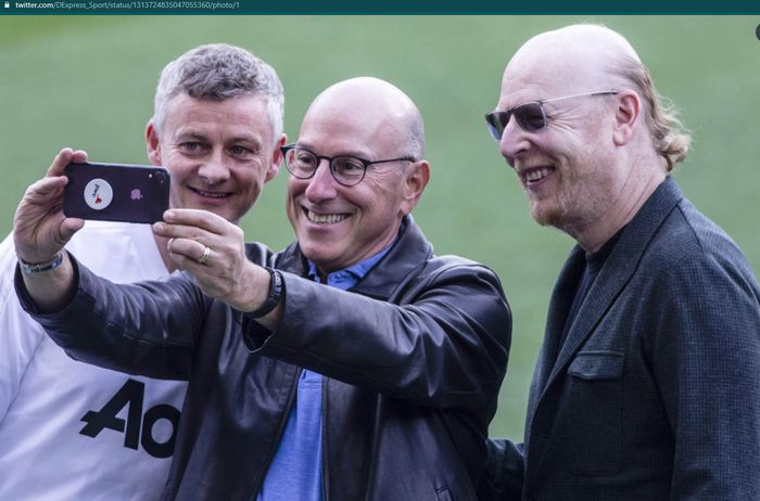 Momen eks pelatih Manchester United, Ole Gunnar Solskjaer, dan pemilik Man United, Joel Glazer, berfoto bersama.