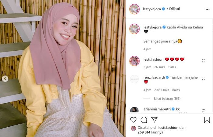 Lesty Kejora Terciduk Lagi Asyik Nyeder di Tangga, Netizen Malah Soroti Caption dan Sandalnya, Ada Apa?