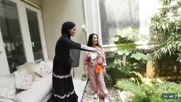 Bak Buang Sial Angel Lelga Ngaku Renovasi Rumah Mewahnya Akibat Trauma Digrebek Hingga Muntah Kain Kafan Ini Kebodohan Saya Semua Halaman Sajian Sedap