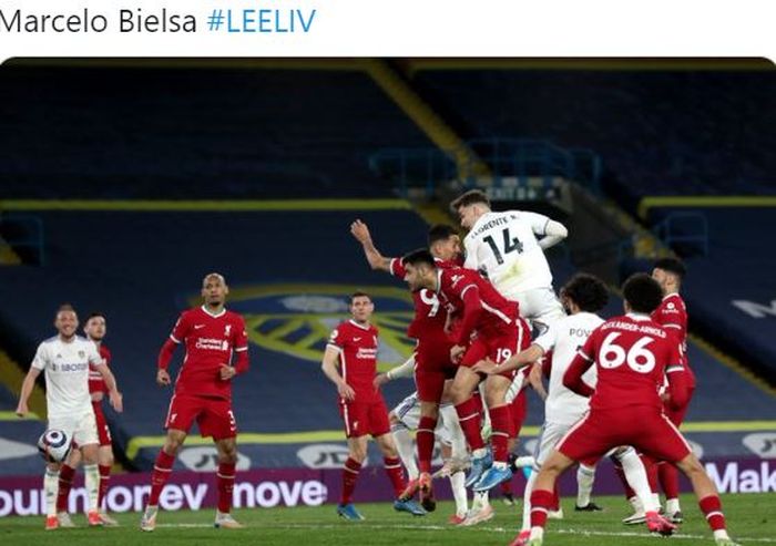 Bek Leeds United, Diego Llorente, mencetak gol ke gawang Liverpool dalam laga Liga Inggris di Stadion Elland Road, Senin (19/4/2021).