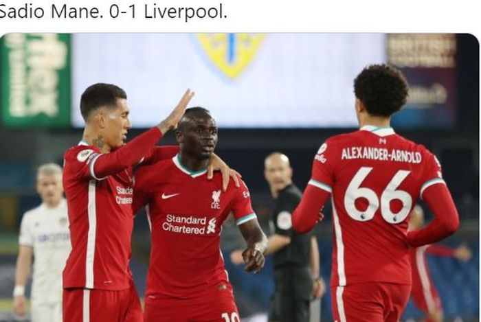 Striker Liverpool, Sadio Mane (tengah), merayakan golnya ke gawang Leeds United dalam laga Liga Inggris di Stadion Elland Road, Senin (19/4/2021).