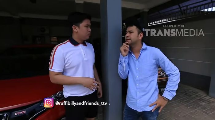Billy Syahputra dan Raffi Ahmad di depan rumah Ayu Ting Ting