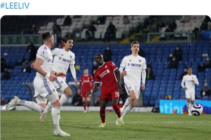 Striker Liverpool, Sadio Mane, mencetak gol ke gawang Leeds United dalam laga Liga Inggris di Stadion Elland Road, Senin (19/4/2021).