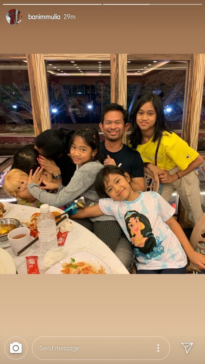 Kebersamaan Lulu Tobing dan anak-anak Bani Mulia