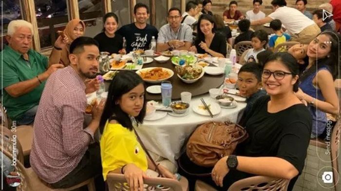 Kebersamaan Lulu Tobing dengan keluarga Bani Mulia