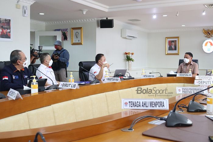 Menteri Pemuda dan Olahraga Republik Indonesia, Zainudin Amali (paling kanan), sedang mengadakan pertemuan dengan Akhmad Hadian Lukita (Dirut PT LIB), Iwan Budianto (Wakil Ketum PSSI), Mochamad Iriawan (Ketum PSSI) di Kantor Kemenpora, Senayan, Jakarta, 21 April 2021.