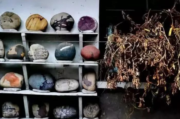 Sebuah desa di China menemukan kesuksesan dalam menjual batu hias.