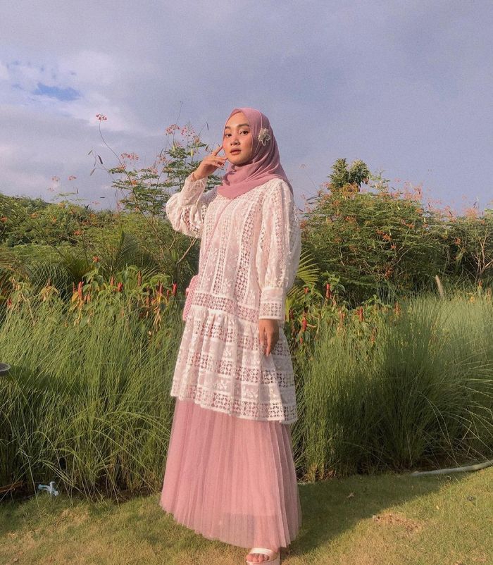 Model dress hijab manis buat lebaran ala Fatin Shidqia