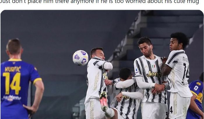 Megabintang Juventus, Cristiano Ronaldo, kembali tak becus saat jadi pagar betis karena malah sibuk melindungi wajahnya dari bola saat melawan Parma, Rabu (21/4/2021)