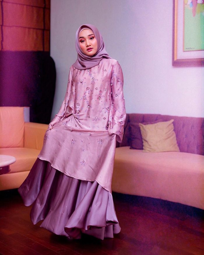 Model dress hijab manis buat lebaran ala Fatin Shidqia