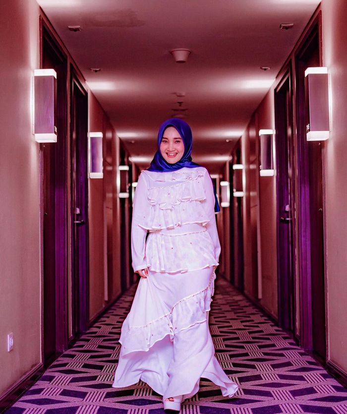Model dress hijab manis buat lebaran ala Fatin Shidqia