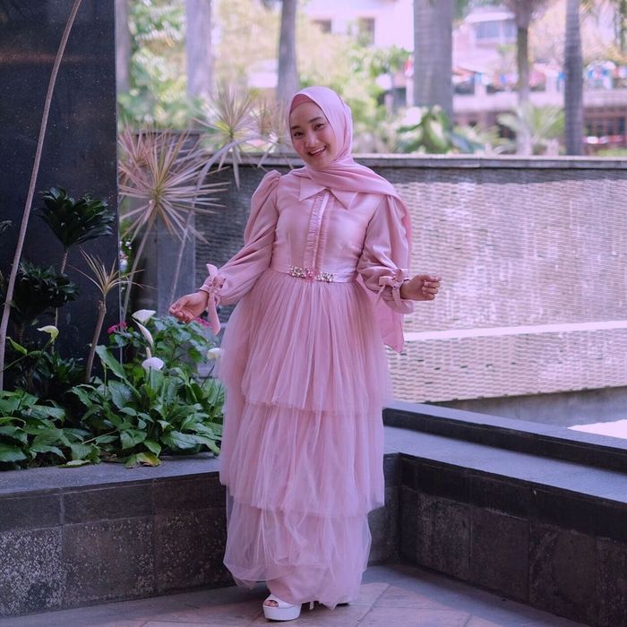 Model dress hijab manis buat lebaran ala Fatin Shidqia