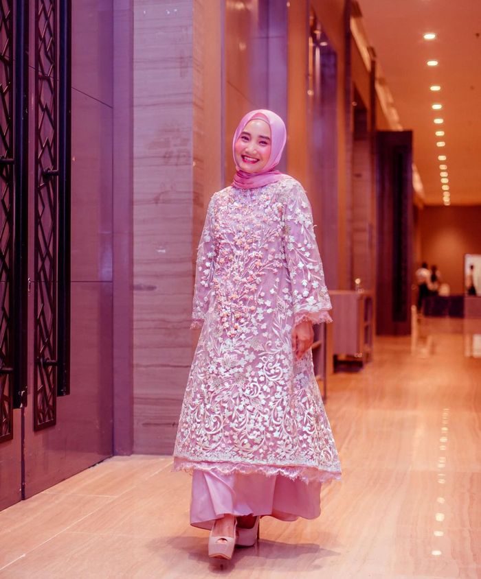 Model dress hijab manis buat lebaran ala Fatin Shidqia