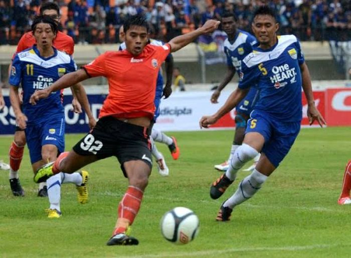 Pemain Persija Jakarta Syahroni (kiri) berebut bola dengan pemain Persib Bandung Maman Abdurahman saat pertandingan Liga Super Indonesia di Stadion Siliwangi, Bandung, Minggu (3/3). Pertandingan Persib Bandung unggul dengan skor (3-1).