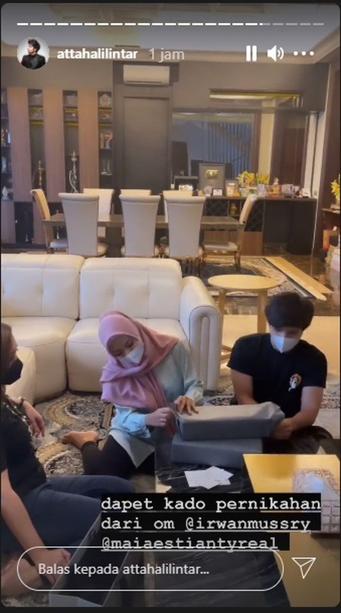 Atta Halilintar dan Aurel Hermansyah dapat kado merwah dari Irwan Mussry dan Maia Estianty 