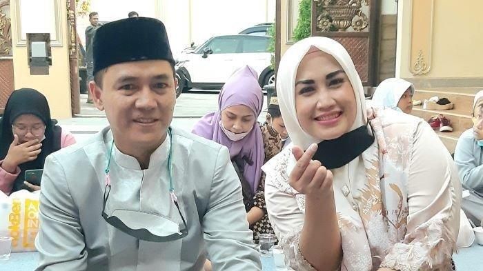 Melinda, penyanyi dangdut dan suaminya, Adi Kurnia Setiadi