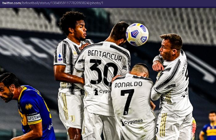 Megabintang Juventus, Cristiano Ronaldo, kembali tak becus saat jadi pagar betis karena malah sibuk melindungi wajahnya dari bola saat melawan Parma, Rabu (21/4/2021)