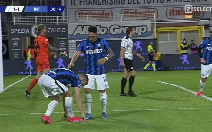 Penyerang Inter Milan, Ivan Perisic, kesakitan usai mencetak gol ke gawang Spezia dalam laga Liga Italia di Stadion Alberto Picco, Rabu (21/4/2021).