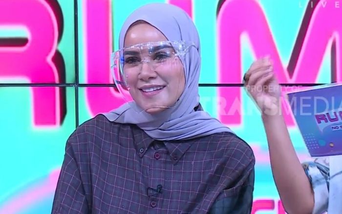 Olla Ramlan saat menjadi bintang tamu di acara Rumpi.