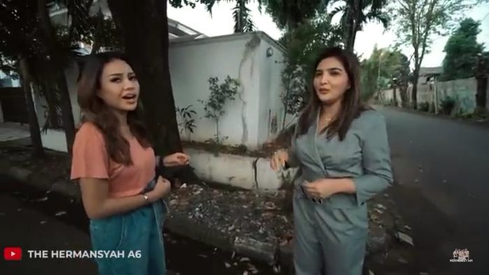 Ashanty mengajak Aurel Hermansyah lihat rumah masa kecilnya