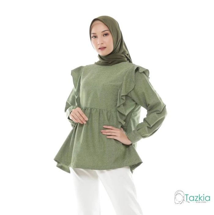 Model Adila Blouse dari Tazkia Hijab Store.