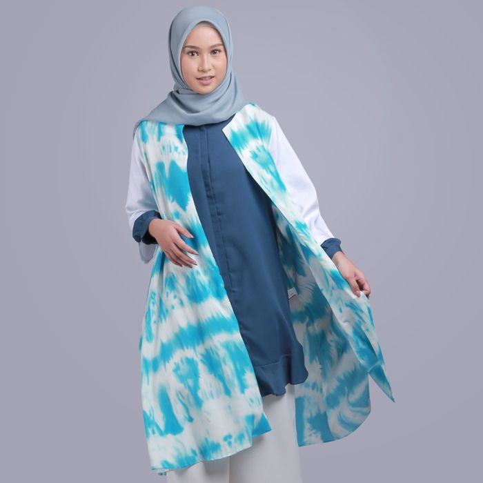 Tiedye Outer Blue dari ZOYA, cocok untuk dipadupadankan dengan gaya busana muslim kasual.