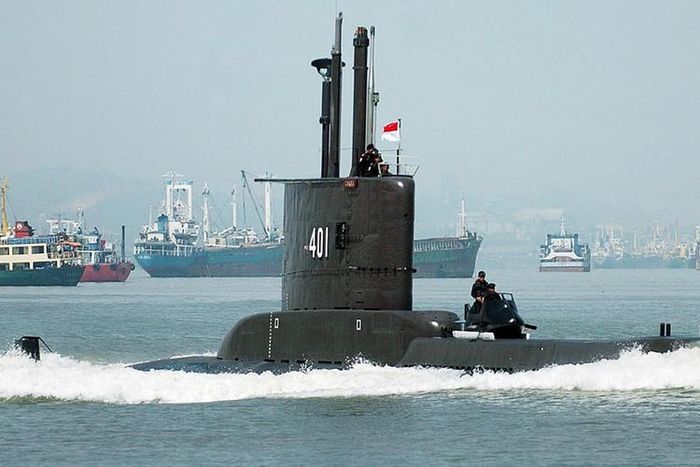 Kapal selam KRI Cakra 401 dalam sebuah latihan di perairan Selat Madura, Jawa Timur