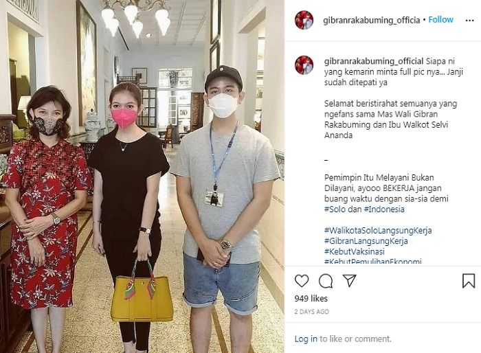 Penampilan Selvi Ananda pakai kaos oblong dan tenteng tas Hermes