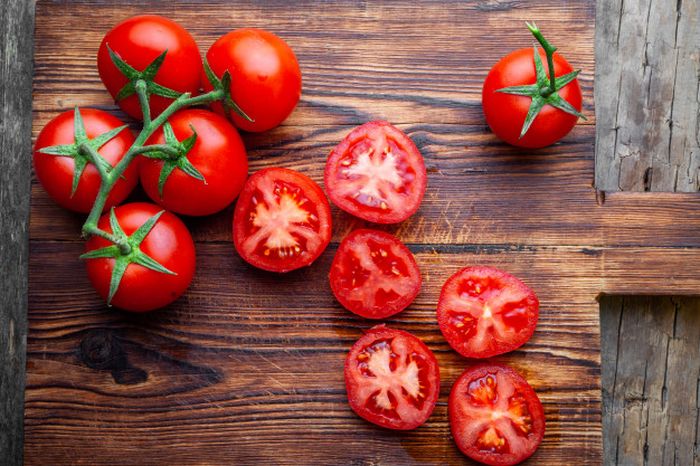 Ternyata tomat tidak boleh disimpan di dalam kulkas, lebih baik membiarkannya dalam suhu ruang saja.