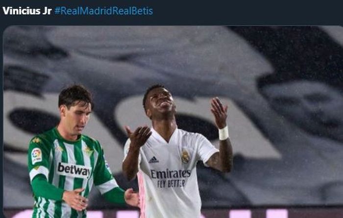 Vinicius Junior (kanan) bereaksi menyesal dalam laga Real Madrid vs Real Betis, 24 April 2021.